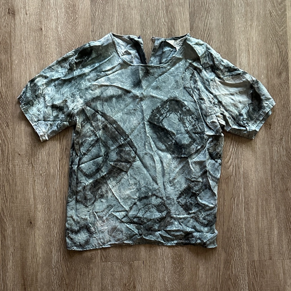 Anne Carson Short Sleeve Shirt Grey Tye Dye Roses 100% Silk